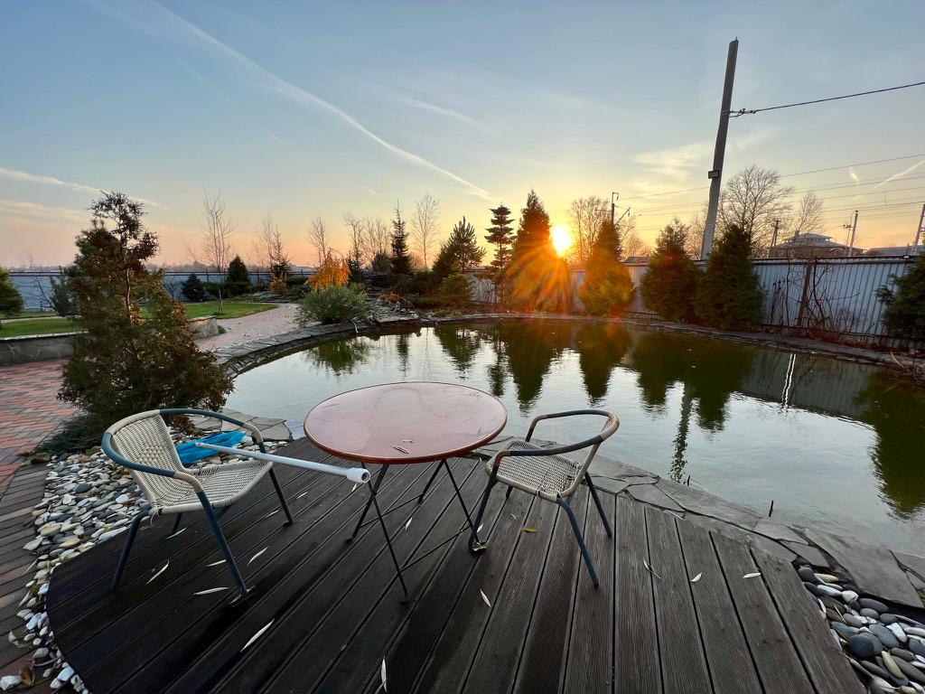 Пруд-купальня на закате